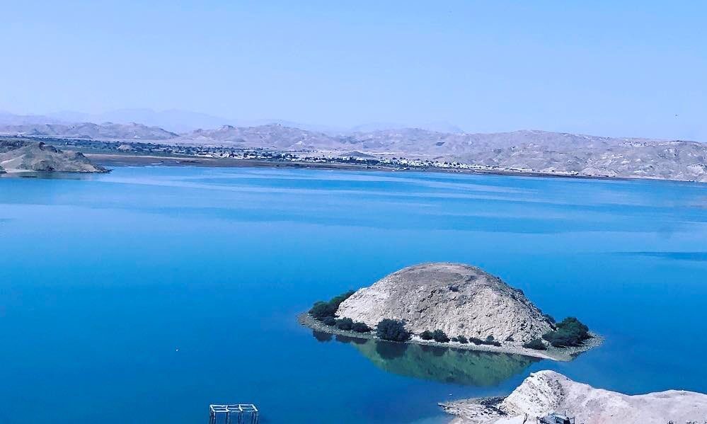 كما تتميز بلون مياه بحرها الفيروزية، وتعتبر الأكثر تنوعا بين مناطق سلطنة عمان لما فيها من الأودية والقلاع التاريخية الضاربة في عمق التأريخ.